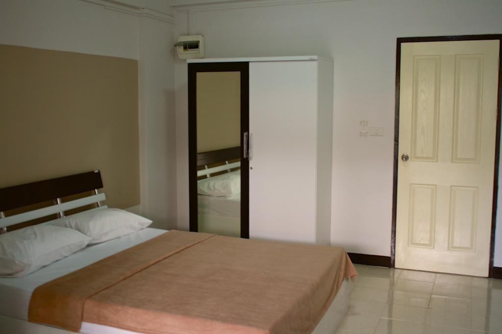 Baanbudsarin Apartment Sing Buri Esterno foto